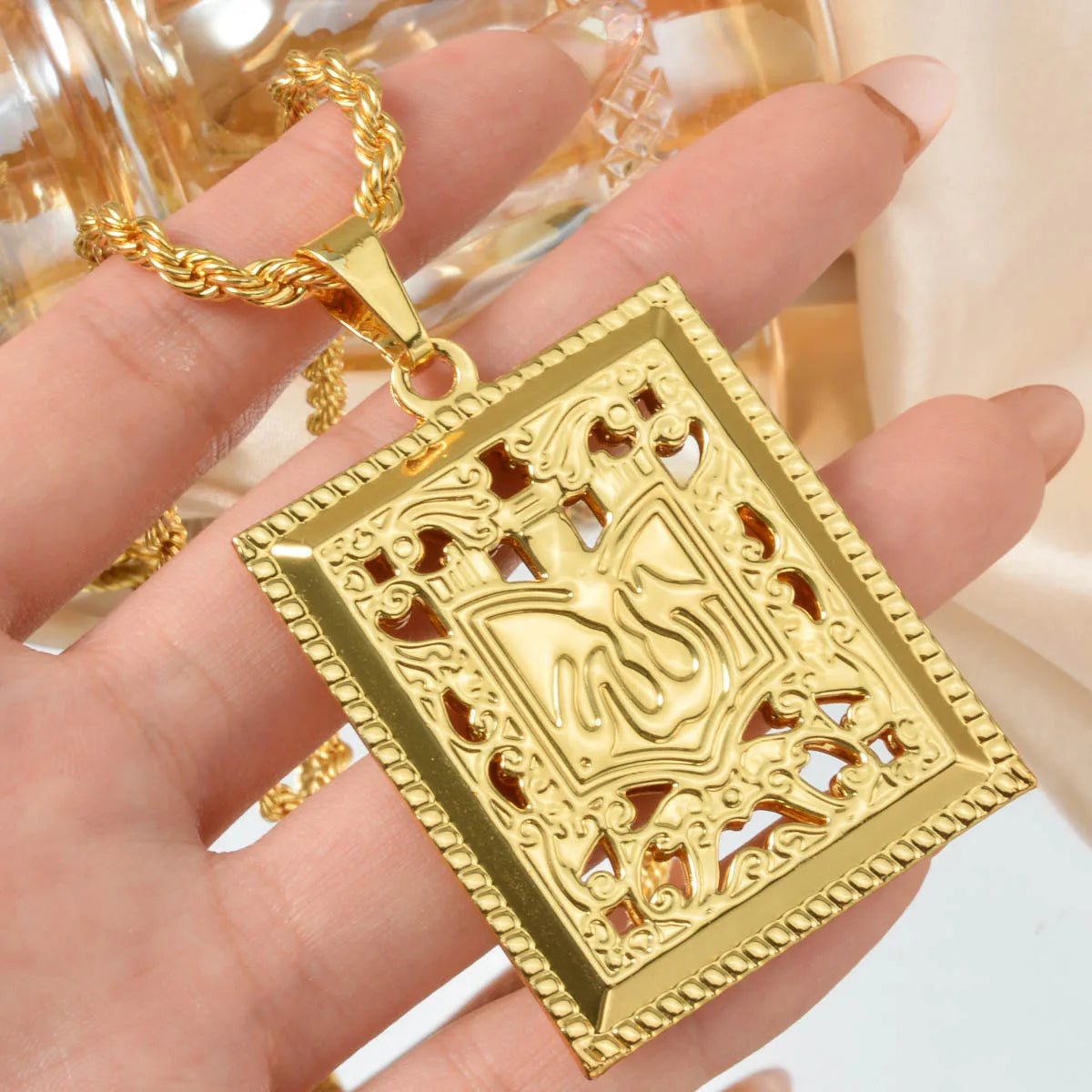 Dubai 18k Gold-plated Pendant Necklace Copper-gold Rose Necklace Geometric Accessory Chain Jewelry Men's Women's Daily Wear