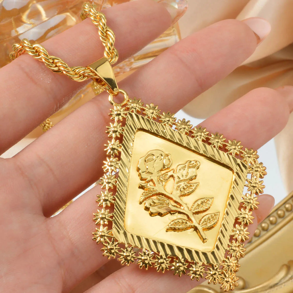 Dubai 18k Gold-plated Pendant Necklace Copper-gold Rose Necklace Geometric Accessory Chain Jewelry Men's Women's Daily Wear